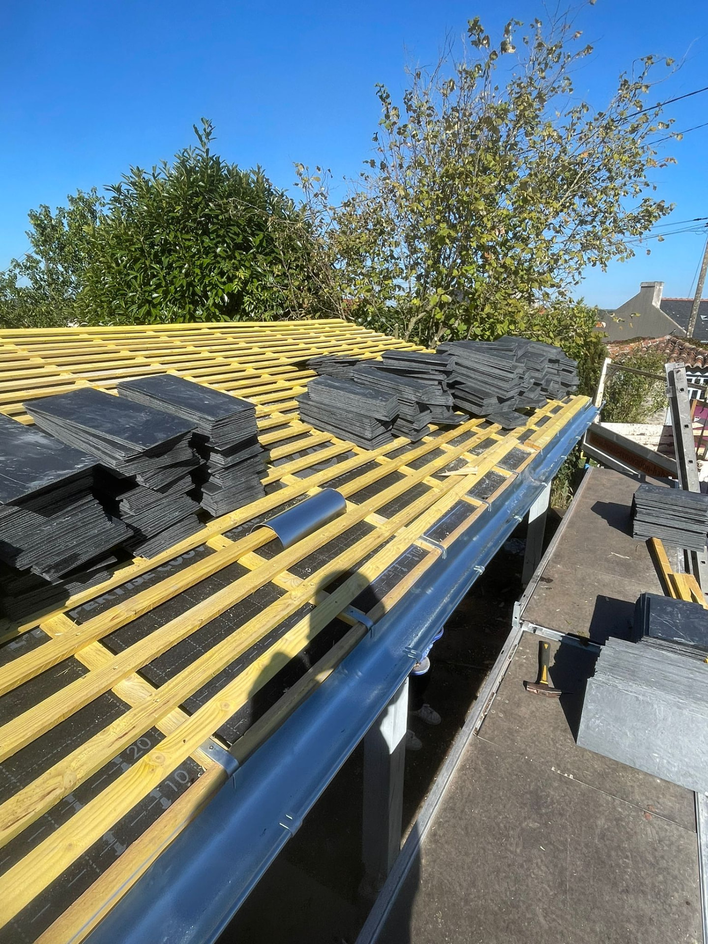 Liteaunage neuf et ardoises prêtes à être posées avec gouttière zinc